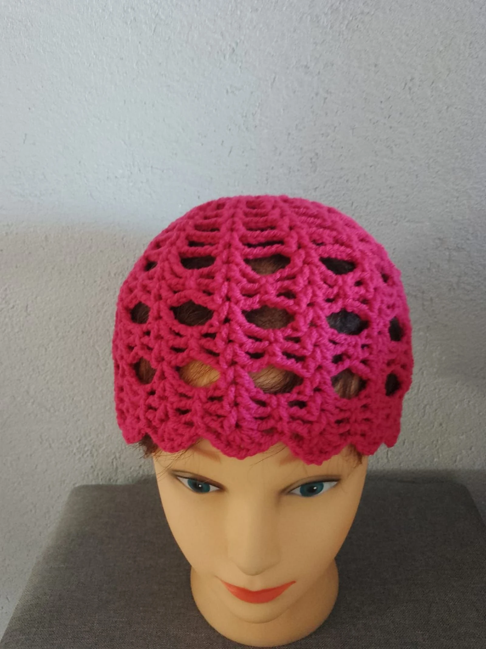 Bonnet au crochet rose fushia - fait main